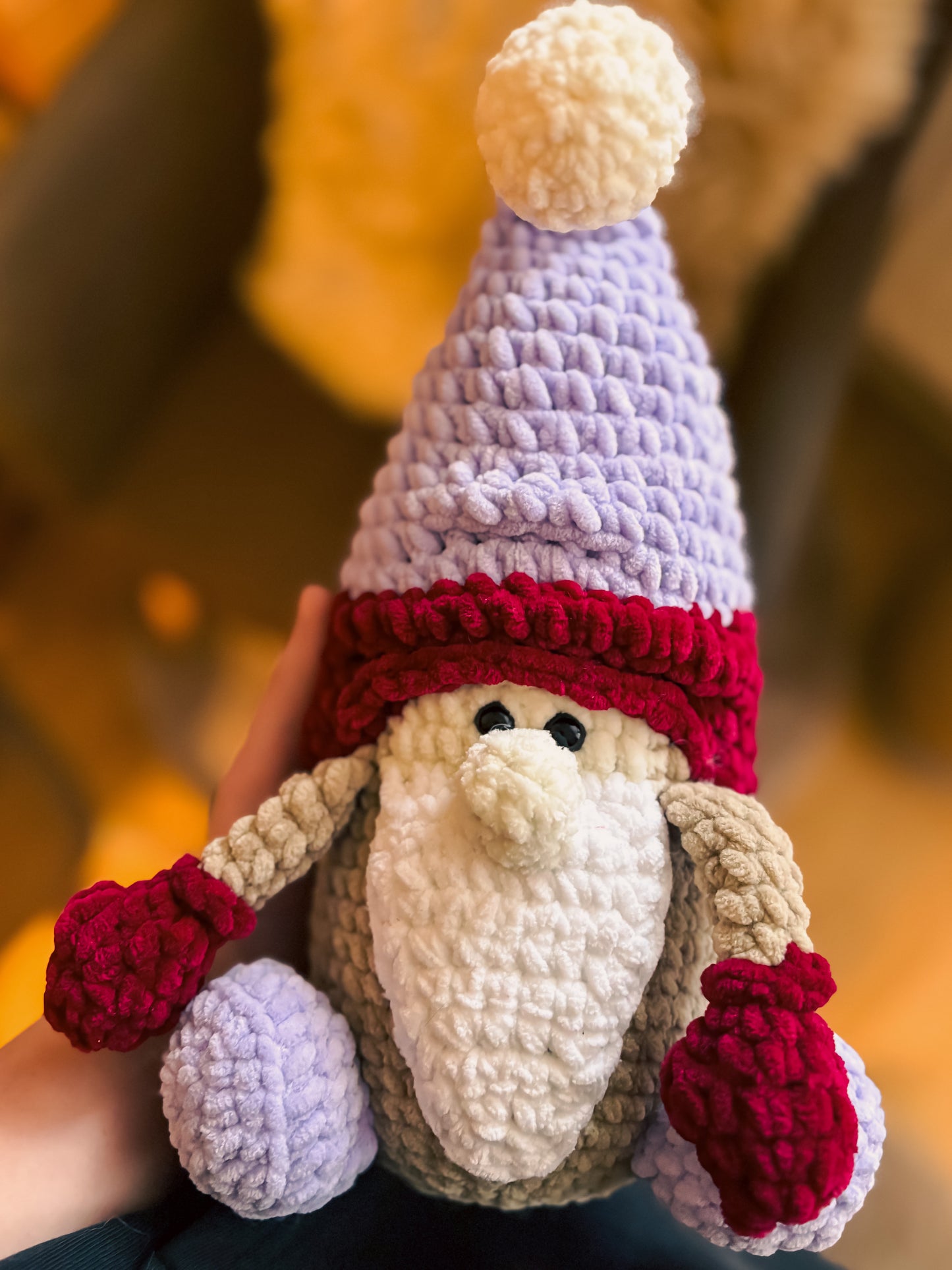 Kuschelwichtel – handgehäkelter Weihnachtswichtel aus Chenillegarn