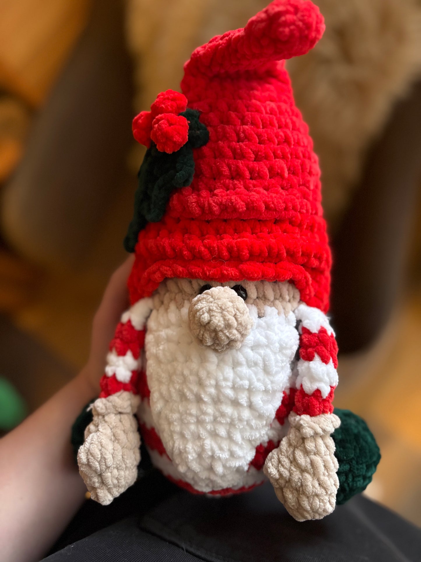 Kuschelwichtel – handgehäkelter Weihnachtswichtel aus Chenillegarn